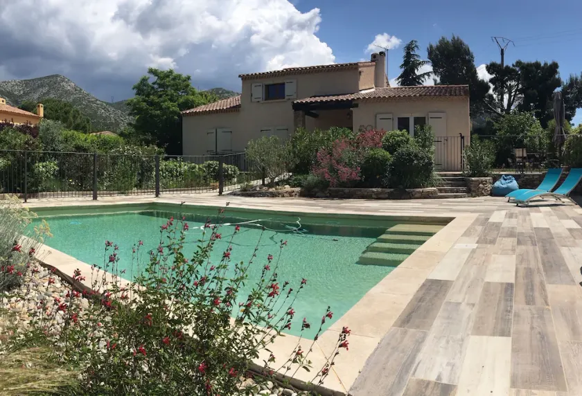 Villa familiale avec piscine dans un charmant village provençal - Image 1