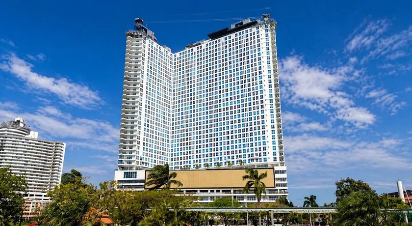 Apartments at The Sands – Ocean View Panama City - Image 1