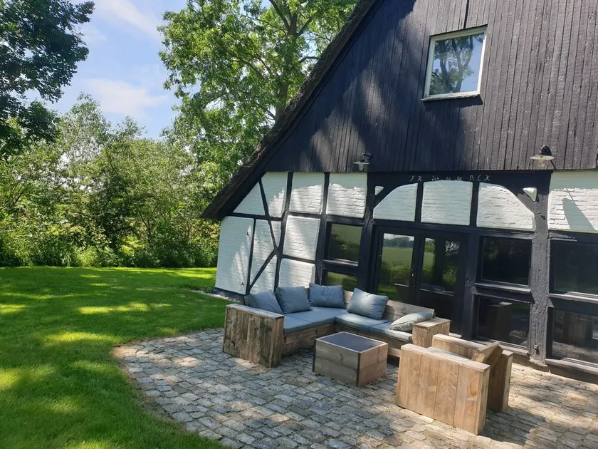 Romantic thatched-roof house with wellness area near the dyke - Image 1