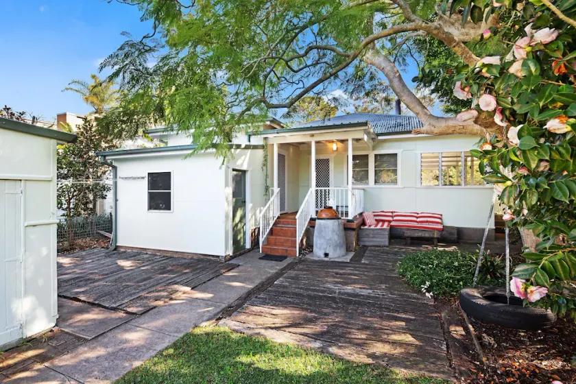 Green Cottage: Waterfront family holiday paradise, private jetty and road access - Image 1
