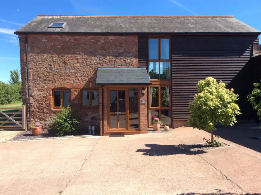 Large Detached \"upside Down\" Barn, dog friendly with 1 acre enclosed paddock. - Image 1