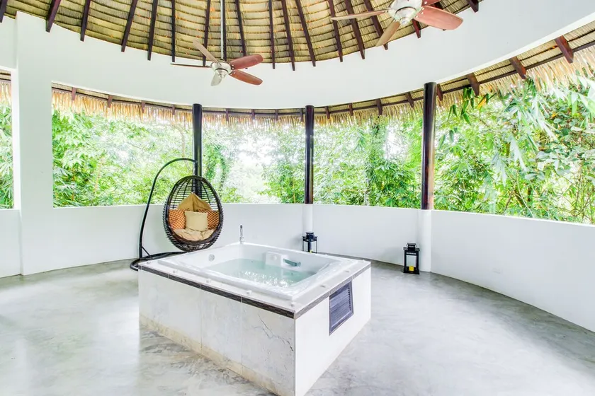 Penthouse with balcony, private hot tub, full kitchen, great location - Image 1