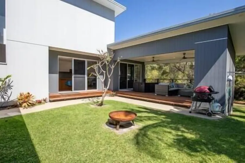 Time n Tide - Straddie Beach House - Image 1