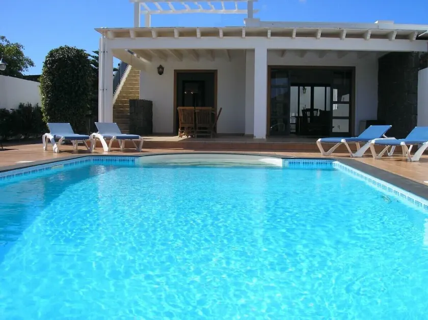 Fantastiskt två sovrum, två badrumsvilla, stor uppvärmd pool och terrass - Image 1