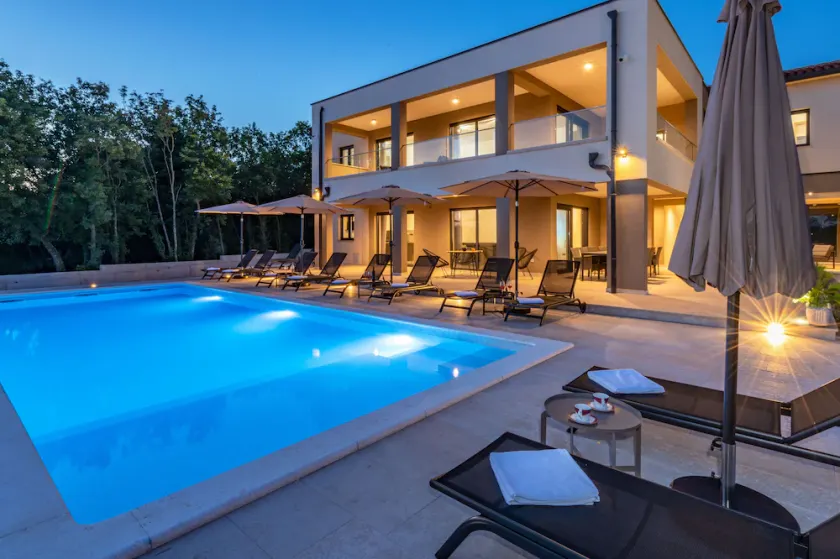 Villa avec terrasse, jardin et piscine | Vue piscine - Image 1