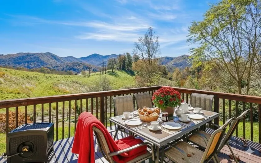 15 min DT Asheville,  Hot Tub, Huge Deck, Hammocks, Rocking Chairs, Pool Table - Image 1