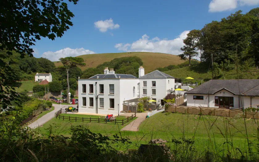 2 Bed Heritage Apartment Within Grade 2 Listed Country House, 200m to beach - Image 1