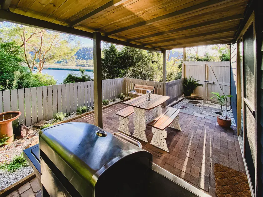 Stunning river views! Private guesthouse & courtyard close to nation park & more - Image 1