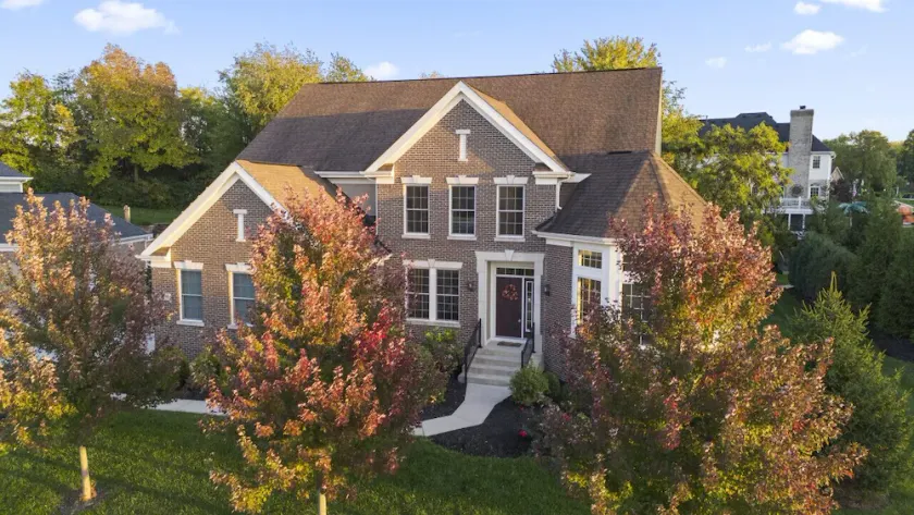 Lakefront view 5 bedroom home with basement - Image 1