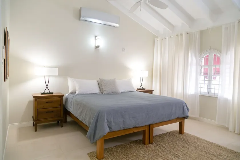 Captivating 2-Bed Town-House in Kingston - Image 1