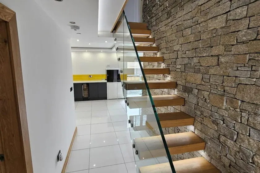 Modern Large 4-Bed Property sleeps 10 in Abergele - Image 1