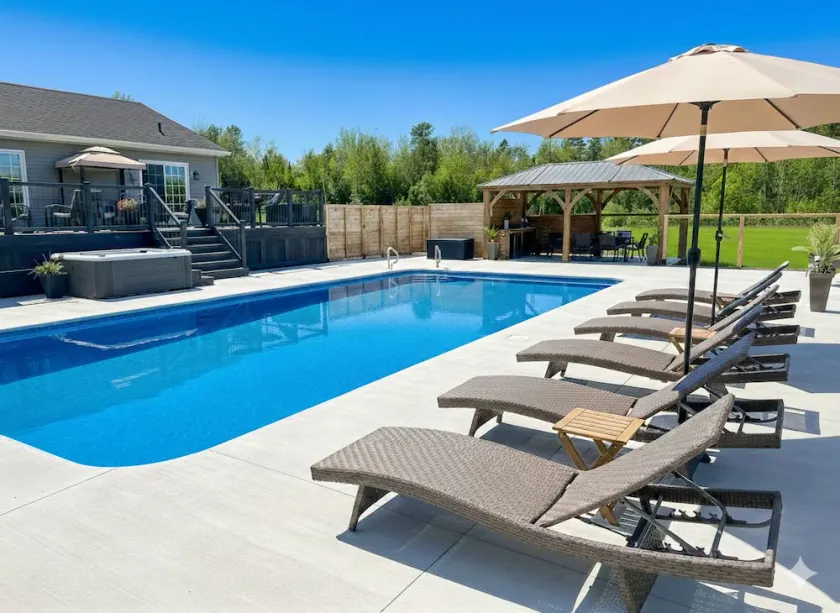 Spacious waterfront home with hot tub and heated pool - Image 1