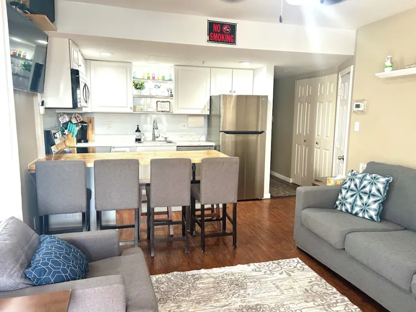 Immaculate Oceanblock 2 Story Condo 3b 2ba (sleeps 9) Steps from beach - Image 1