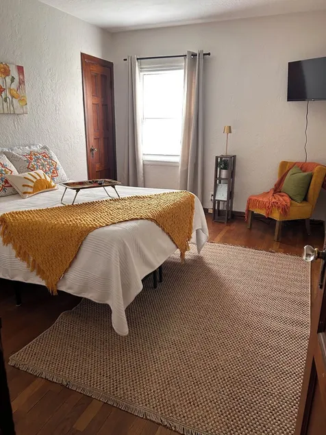 Comfy Flat with Old World Charm in the city - Image 1