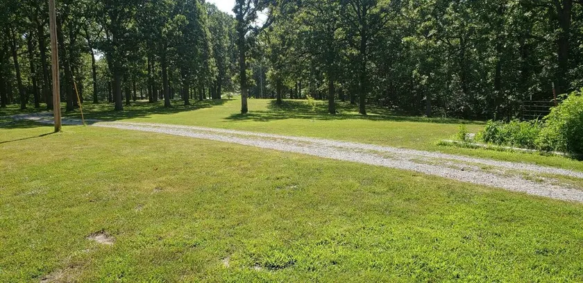 Truman Lake Getaway!! 1 bedroom comfy RV - Image 1
