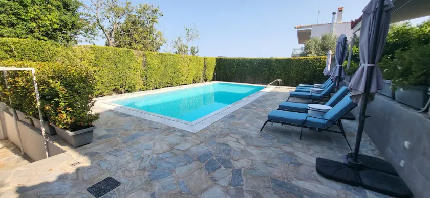 Escape to a Villa with swimming pool suitable for couples or families - Image 1
