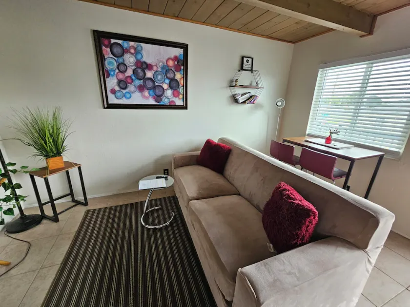 Cute Cozy and Quiet Upstairs 2 Bedroom Apartment in Richmond CA - Image 1