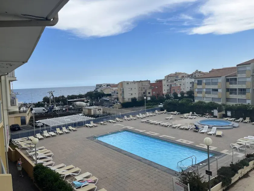 AGREABLE DEUX PIECES RENOVE DANS UNE RESIDENCE AVEC PISCINE - Image 1