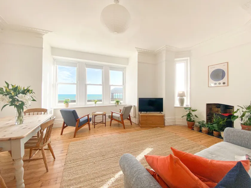 Beautiful beachfront apartment with amazing uninterrupted sea views! - Image 1