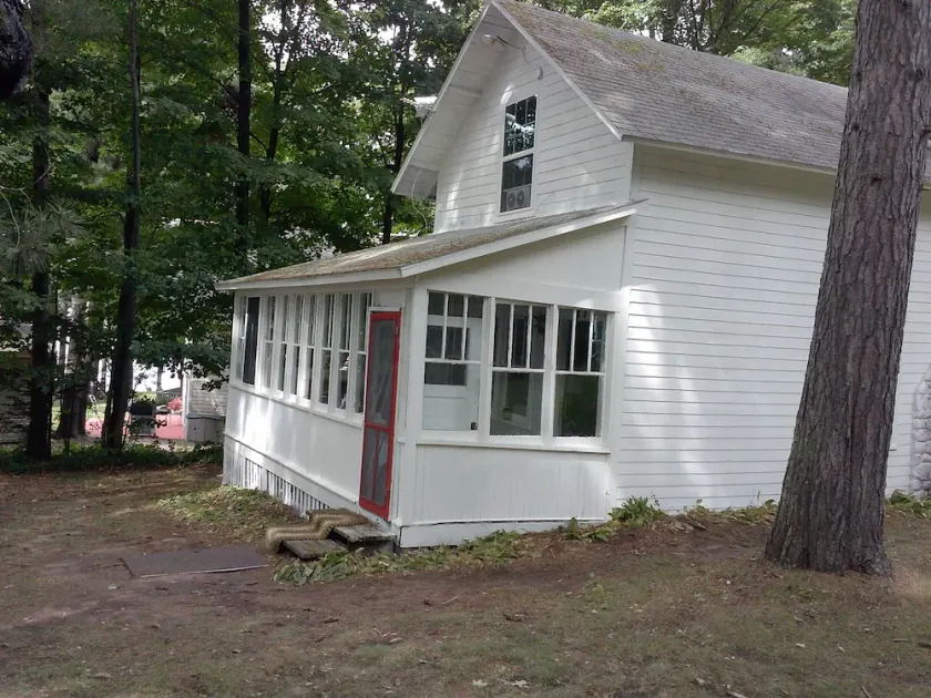 Heritage Lake Front Cottage, Smart TV, WIFI, sommer brug af kano og 2 kajakker. - Image 1