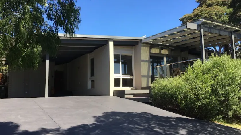 TREE TOP VIEWS -Family and Dog friendly - Luxury 4 Bedder . Wifi included - Image 1