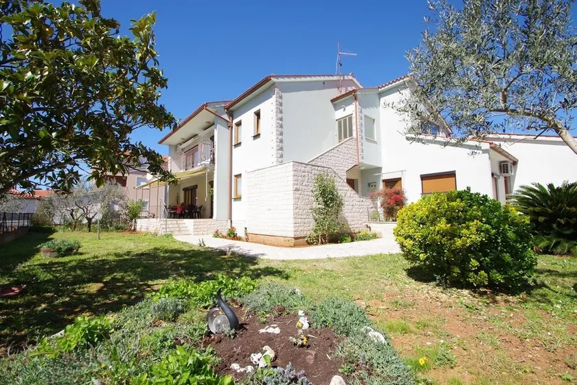 Spacious holiday apartment with nice terrace and garden in suburb of Pula - Image 1