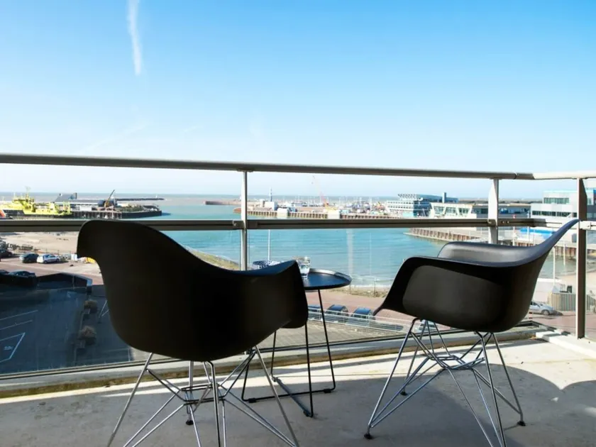 Two room apartment overlooking the harbor - Image 1