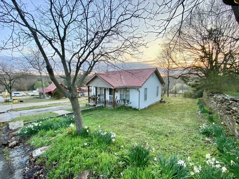 The Chandler House, 211 N Peabody Ave, Moutain View, Ar. 72560 - Image 1