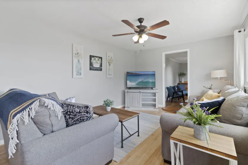 Sunrise@Sunset- 4BR/2BA home, with gameroom, large backyard & covered back porch - Image 1