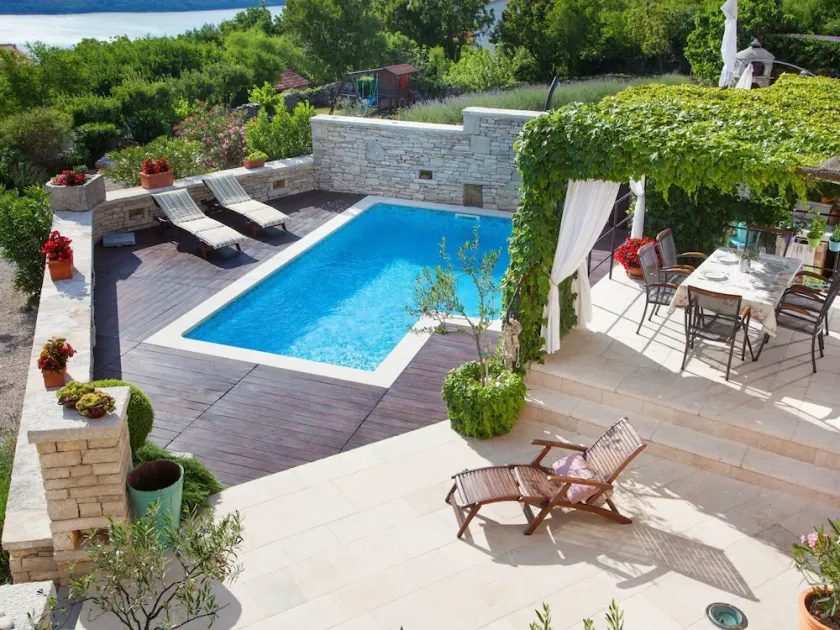 Beautiful private villa with A/C, hot tub, WIFI, private pool, TV, terrace and pets allowed - Image 1