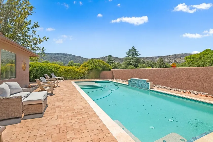 Sedona Gecko Retreat: A luxurious 4-bed home in Village of Oak Creek with stunning red rock views. - Image 1