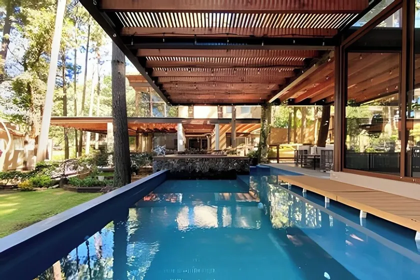 Chalet with private pool and jacuzzi - Image 1