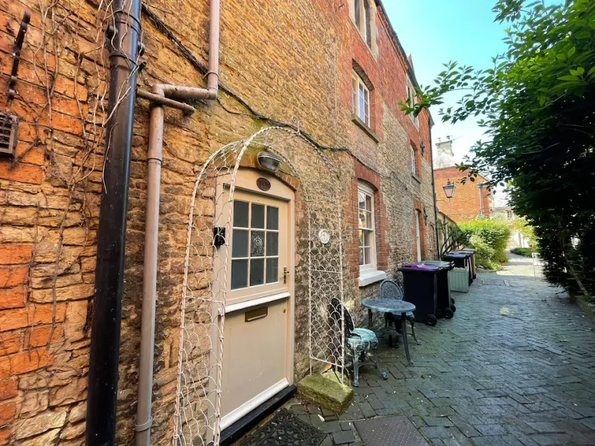 Hideaway Cottage Sleaford - Image 1