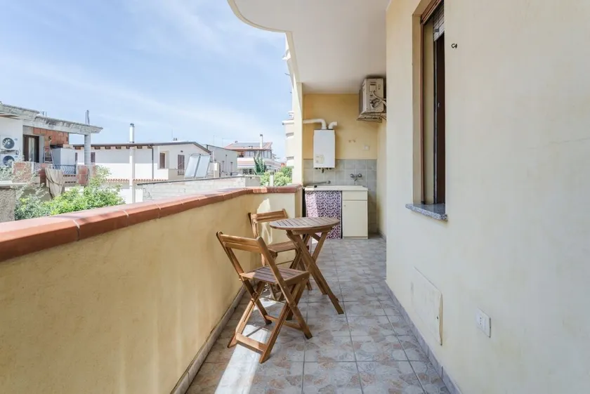 GuestHost - Cozy apartment of 65 sqm located on the ground floor of a building WITHOUT a lift (steps to access), can accommodate up to 4 people. The accommodation is located in an area served by all the main services: bars, restaurants, supermarkets and  - Image 1
