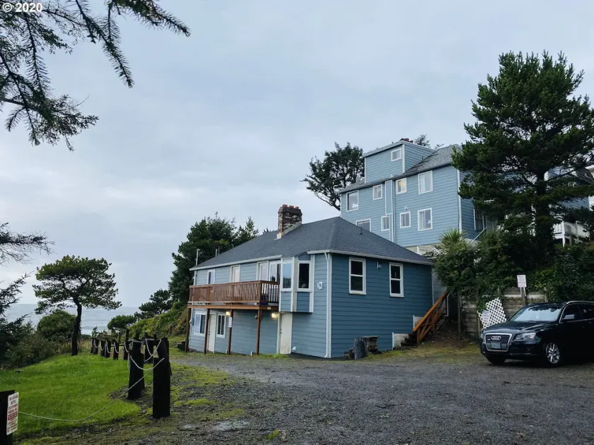 RUSTIC, VINTAGE OCEAN VIEW SUITE W/FULL KITCHEN, SHARED VIEW DECK&WOOD BURN FP - Image 1