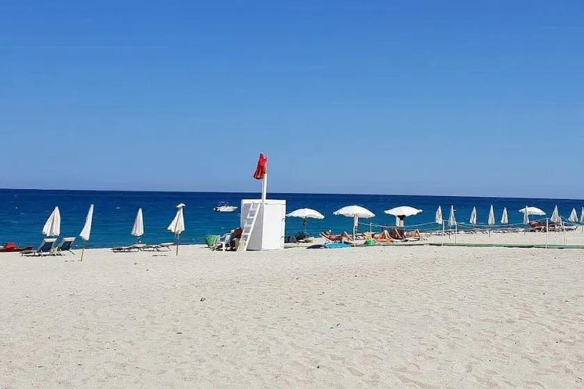 Casa Iorana A: A welcoming two-story townhouse located right on the beach, with Free WI-FI. - Image 1