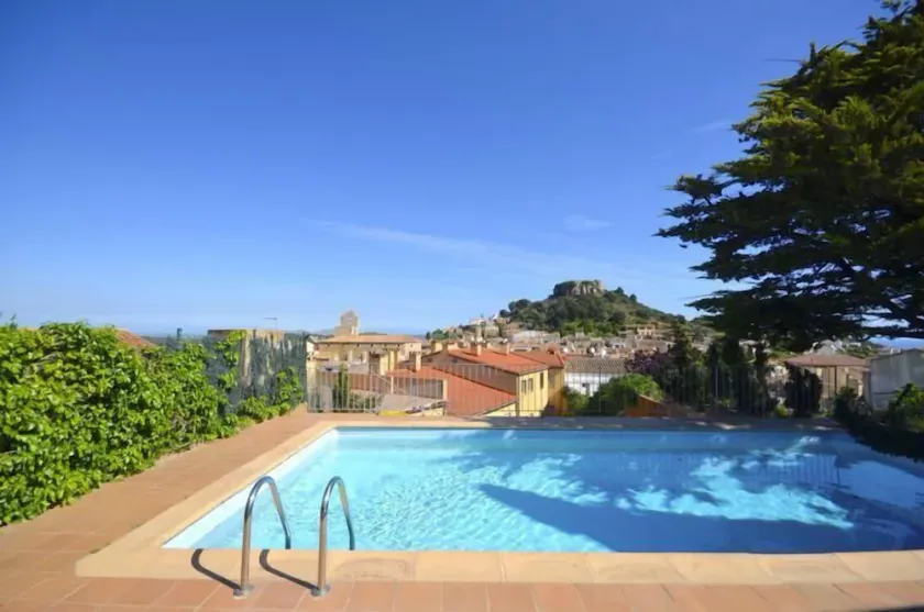 Small apartment in the center of Begur with parking - Image 1