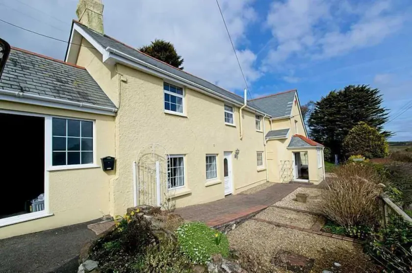 Dog friendly cottage with short drive to beach - Image 1