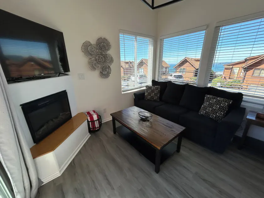 Oceanview Cabin 22 with Private Jacuzzi  and Stocked Kitchen (Private Beach Owned by White Rock Resort) - Image 1