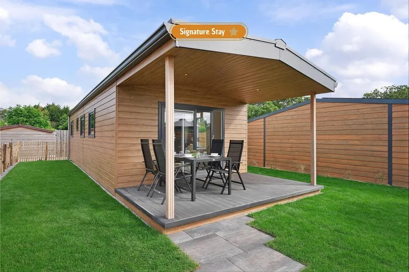Cozy chalet with a veranda and spacious garden, close to the beach and dunes. - Image 1