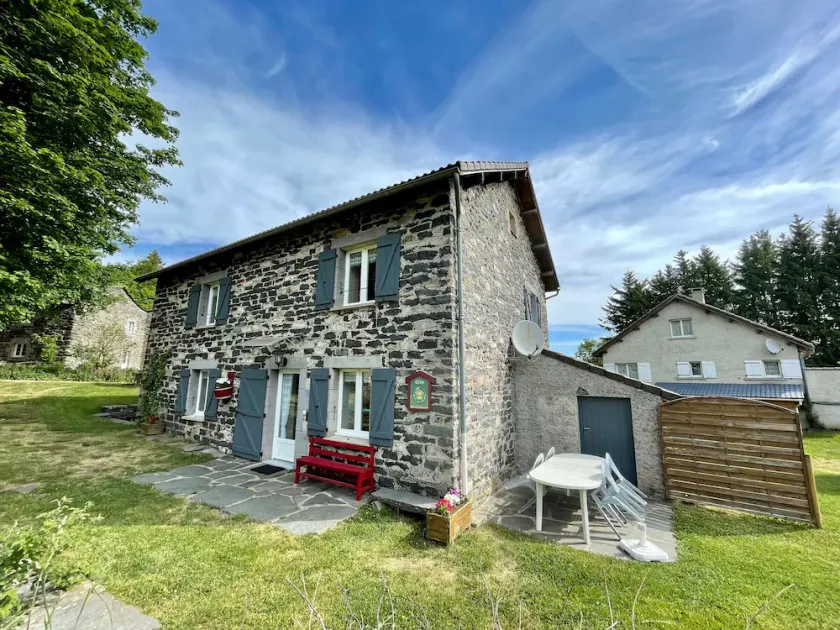 Spacious Stone House in Meygal Forest with Terraces, Fireplace, and Kids' Play Area - Image 1