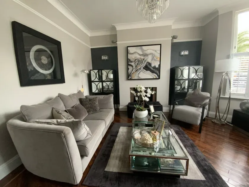 5 Star, New, stunning, house in London with Garden - 8 miles to Central London - Image 1