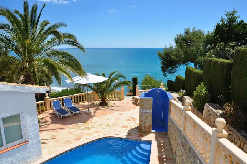Villa de plage au bord de mer, avec piscine privée et terrain de tennis - Image 1