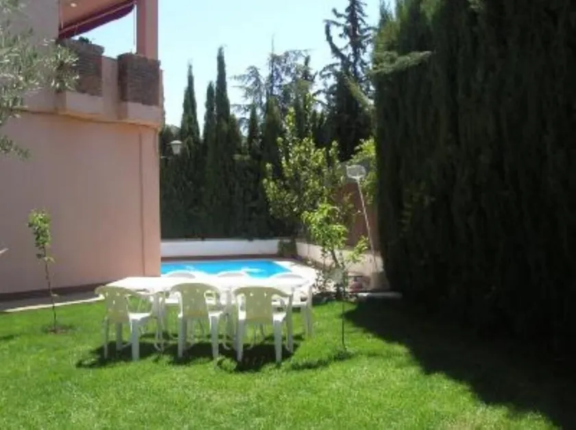 Cenes De La Vega: Hus med have - Image 1