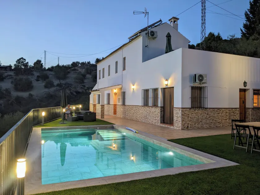 Familienfreundliches Ferienhaus mit privatem Pool, Garten und Grill | Bergblick | Haustiere sind willkommen - Image 1