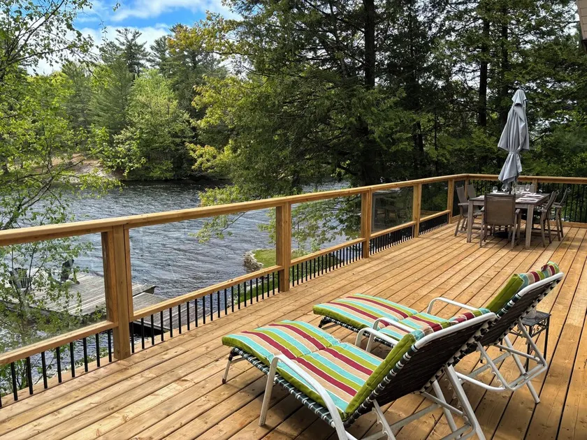 Sunny lakeside cottage with stunning sunset views! - Image 1