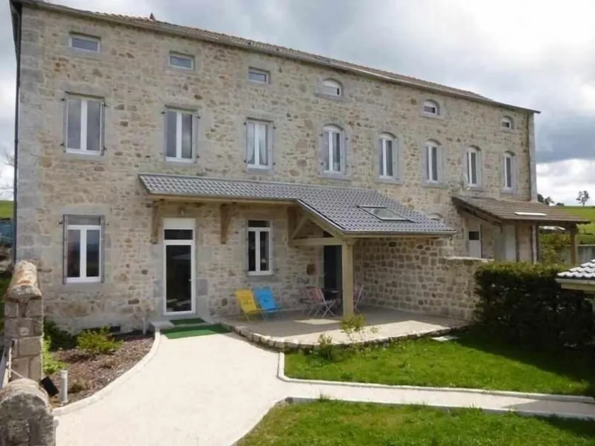 Charming Ground-Floor Cottage with Walled Courtyard in Scenic Hiking Area - Image 1