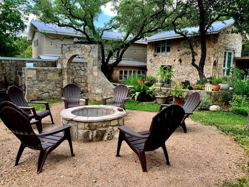 Robert Wood Art Cottage - Near Floores Country Store, SeaWorld & Fiesta Texas - Image 1