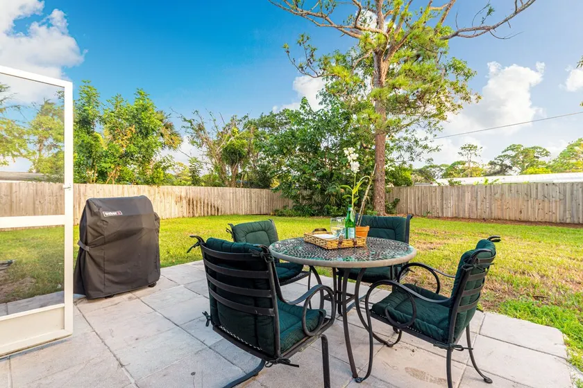 Coastal Cottage / 1 Mile to Hobe Sound Public Beach - Image 1