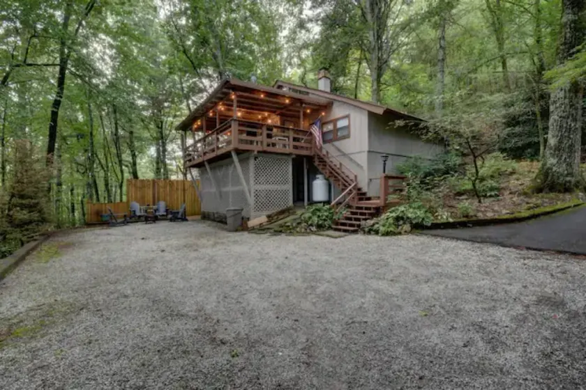 The Honey Pot- peaceful cabin -fireplace and deck - Image 1